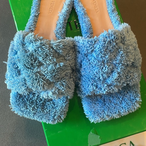 Bottega Veneta Blue Shearling Furry Sandal NWT 💯 authentic super cute! - Picture 16 of 16